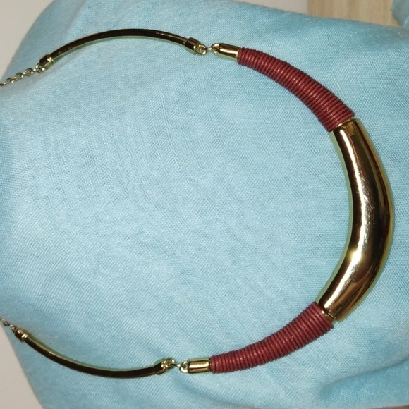 3-8-68 White house/Black market goldtone good condition - Picture 2 of 5